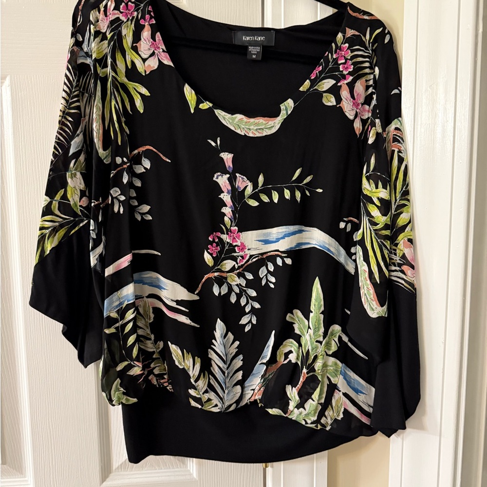 Karen Kane Dolman Raglan Sleeve Fitted Bottom  Black Print Top Size Medium NWOT